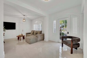TV - Spacious & Stylish 3BR Retreat near Victoria Park (Fort Lauderdale)