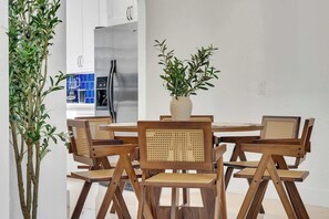 Dining - Spacious & Stylish 3BR Retreat near Victoria Park (Fort Lauderdale)