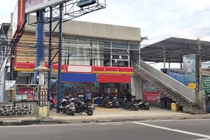 Exterior - Simple Cozy Single Stay with Free WiFi and Parking (Bandung)
