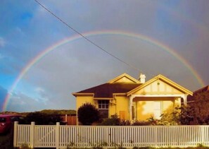 Exterior - Cottage by the sea - exceptional location (Warrnambool)