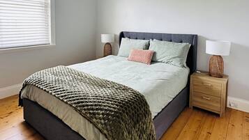 2 bedrooms, iron/ironing board, WiFi, bed sheets