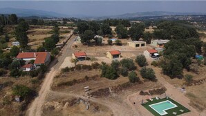 An aerial view of a rural area with scattered houses, a dirt road, and a swimming pool. - Beira Baixa family retreat with mountain views, AC / breakfast! (Telhado)