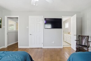 3 bedrooms, iron/ironing board, WiFi, bed sheets - Right at Home-Midland Home away from Home with Billiards (Midland)