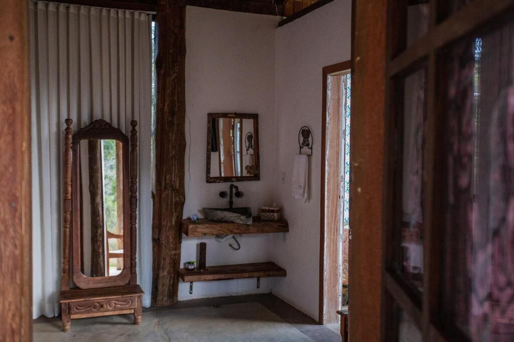Une salle de bain rustique avec un meuble-lavabo en bois, un miroir et un évier.