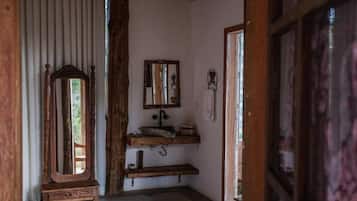 Une salle de bain rustique avec un meuble-lavabo en bois, un miroir et un évier.