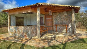 Un chalet rustique avec une façade en pierre, des poutres en bois et un toit en tuiles.