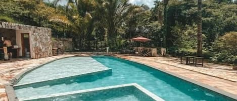 Una piscina al aire libre