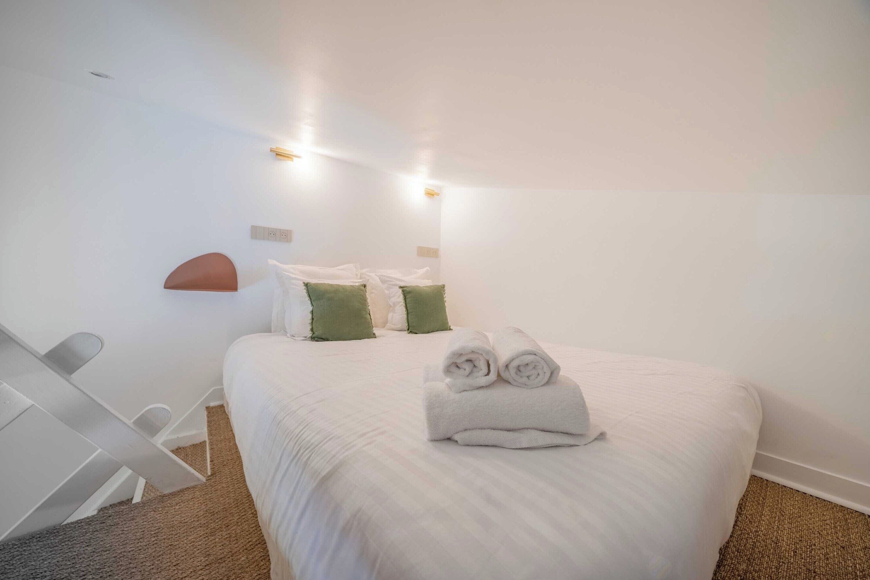 House | 1 bedroom, laptop workspace, iron/ironing board, bed sheets