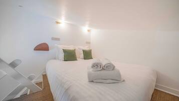 House | 1 bedroom, laptop workspace, iron/ironing board, bed sheets