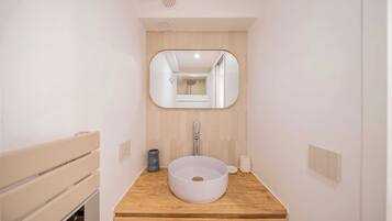 House | Bathroom | Hair dryer, towels, shampoo