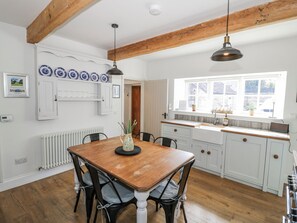 Dining - HALLIDAY’S COTTAGES - THE FOLLY, family friendly in Cottesmore (Oakham)