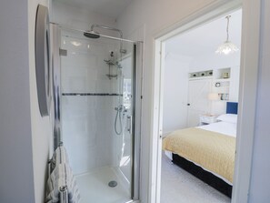 Bathroom - HALLIDAY’S COTTAGES - THE FOLLY, family friendly in Cottesmore (Oakham)