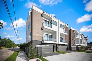 Exterior - Lovely studio with AC in peaceful Houston neighborhood. (Houston)