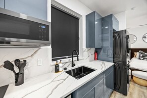 Private kitchen - Lovely studio with AC in peaceful Houston neighborhood. (Houston)