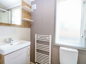 Bathroom - THE HONEY POT RETREAT, romantic, with pool in Belton, Norfolk (Great Yarmouth)