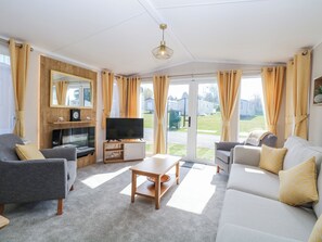 Living area - THE HONEY POT RETREAT, romantic, with pool in Belton, Norfolk (Great Yarmouth)