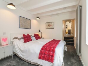 Room - NANCY’S BLUSHES, pet friendly in Saltburn-By-The-Sea (Saltburn-by-the-Sea)