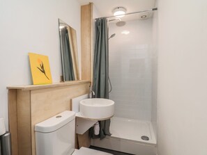 Bathroom - NANCY’S BLUSHES, pet friendly in Saltburn-By-The-Sea (Saltburn-by-the-Sea)