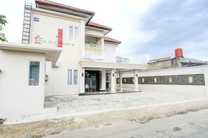 Exterior - Stylish Double Suite Escape with Parking Access (Bandar Lampung)