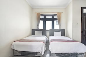 Een bureau, gratis wifi, beddengoed