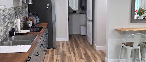 Wasserkocher mit Kaffee-/Teezubehör, Kühlschrank, Mikrowelle, Herdplatte