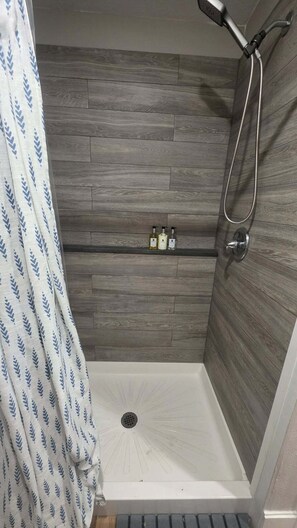 Shower, hair dryer, towels, soap - Daylight Basement - Sleeps 10 with King Suite (McMinnville)