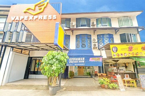 Stylish DBL Suite Escape W/ Free WiFi and Parking