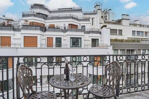 Apartment | Outdoor dining - Superb Apartment Terrace Champs Elysees (Paris)