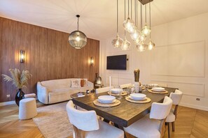 Apartment | Dining - Superb Apartment Terrace Champs Elysees (Paris)