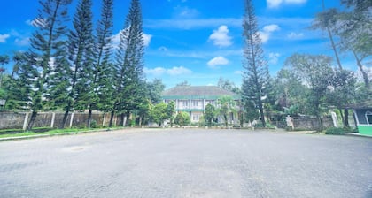 Luxury Twin Comfort Stay W/ Free Parking and Pool