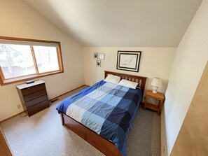 4 bedrooms, desk, iron/ironing board, free WiFi