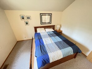 4 bedrooms, desk, iron/ironing board, free WiFi
