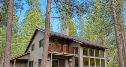 Walk to Glaze Meadow • Family-Friendly Black Butte Ranch Retreat • 3BR+loft & AC