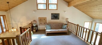 NEW listing âą Family-Friendly BBR Retreat âą 3BR+loft & AC âą Walk to Glaze Meadow