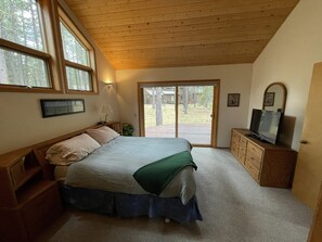 4 bedrooms, desk, iron/ironing board, free WiFi