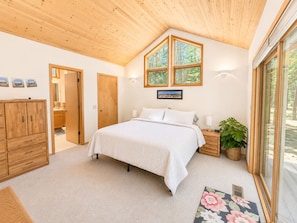 4 bedrooms, desk, iron/ironing board, free WiFi - •NEW• Black Butte Ranch Retreat • 3BR+loft & AC • Walk to Glaze Meadow (Sisters)