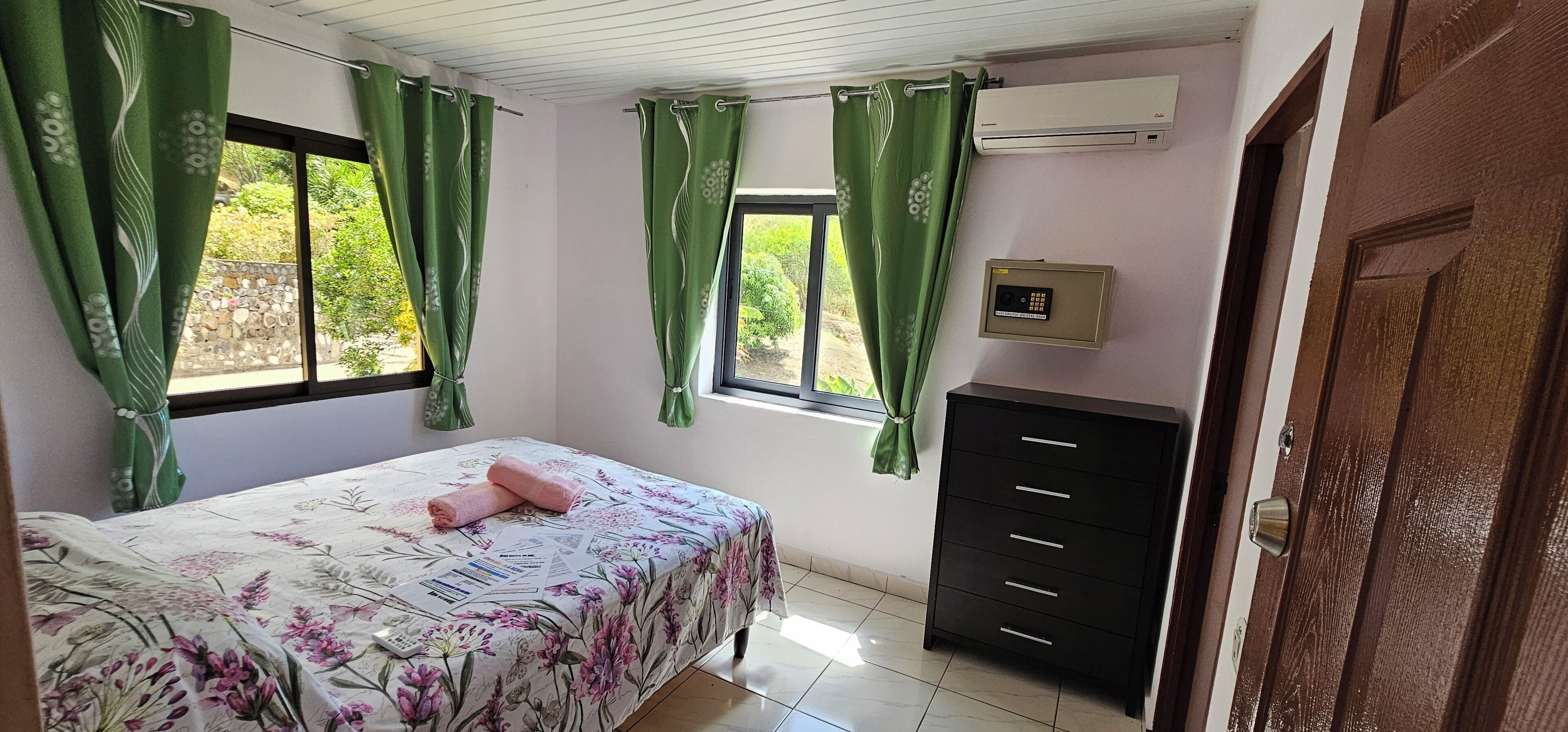 2 bedrooms, iron/ironing board, Internet, bed sheets