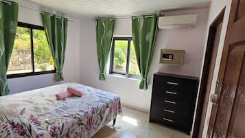 2 bedrooms, iron/ironing board, Internet, bed sheets