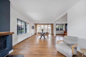 Smart TV - Spacious holiday home in the center of Langweer (Langweer)
