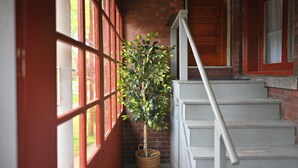 Un escalier avec un pot de plante placé à côté.