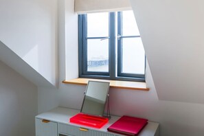 A room with a skylight window, a desk with a mirror, and a red book. - Luxury King Room - Penarth (Vale of Glamorgan)