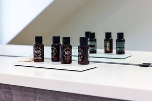 Bathroom amenities - Luxury King Room - Penarth (Vale of Glamorgan)