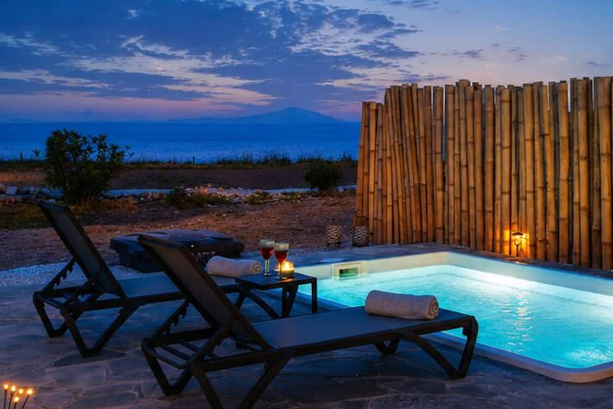 Un espace aménagé au bord de la piscine, avec des chaises longues et un mur en bambou.