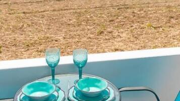 Deluxe Double Room, Balcony, Sea View | Tempat makan luar