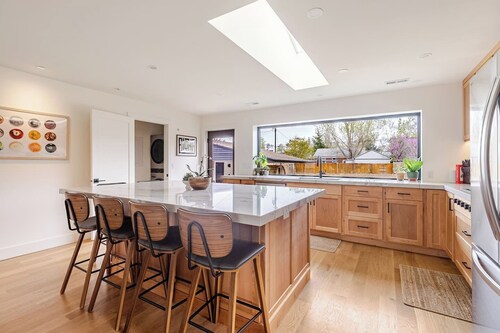 Luxury Home - 2 Full Kitchen, Sauna, Sleeps 10-14
