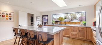 Luxury Home - 2 Full Kitchen, Sauna, Sleeps 10-14