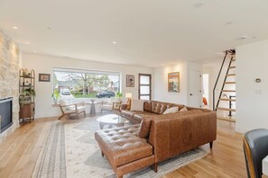 Smart TV, fireplace, stereo, offices
