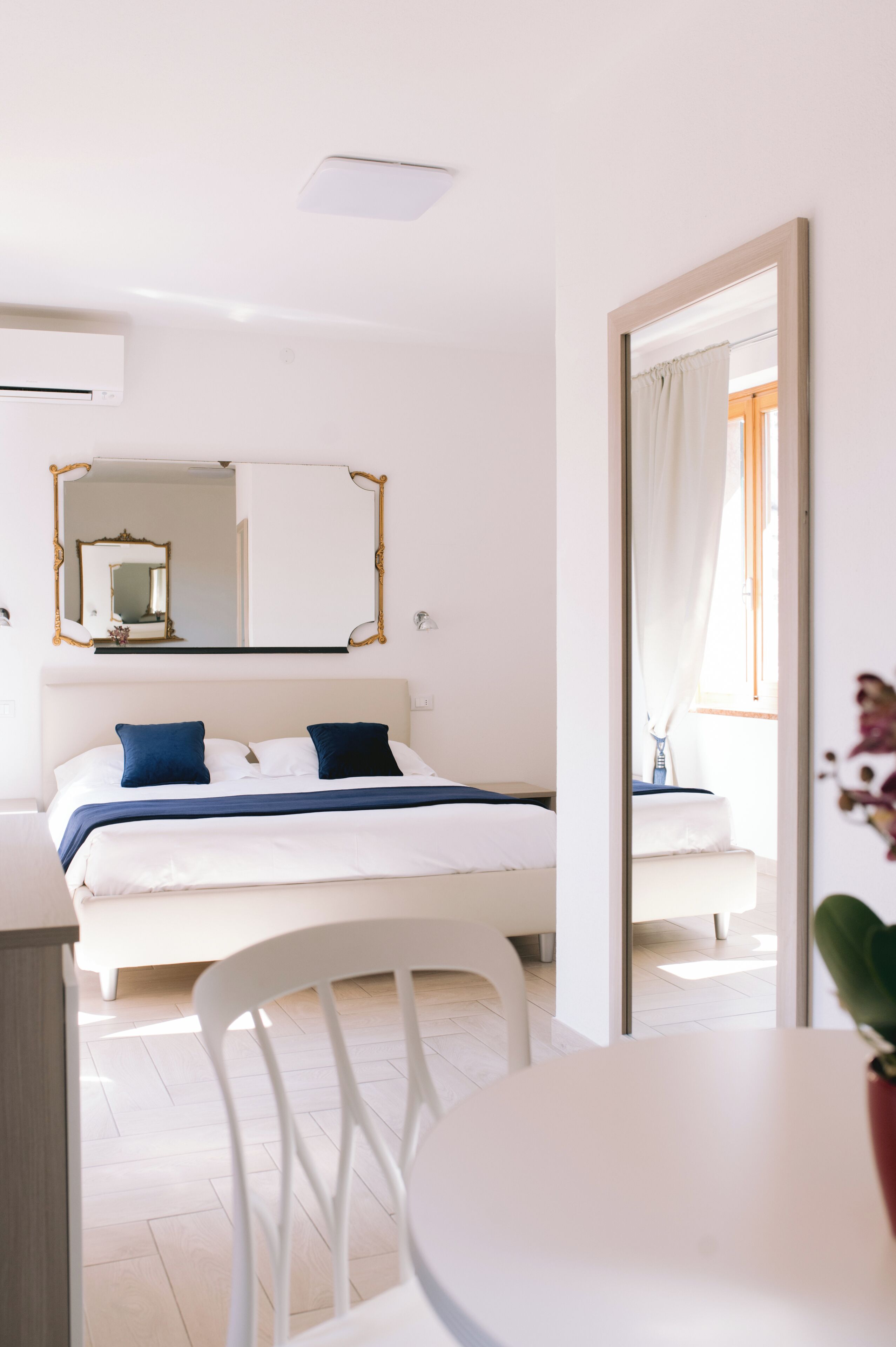 Junior suite, balkon | Een minibar, een strijkplank/strijkijzer, gratis wifi