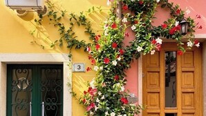 A building with a green door, a wooden door, and a number '3' on the wall. - Casa Cavour Garda (Garda)