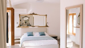 A bedroom with a bed, a mirror, a dresser, and a window. - Casa Cavour Garda (Garda)